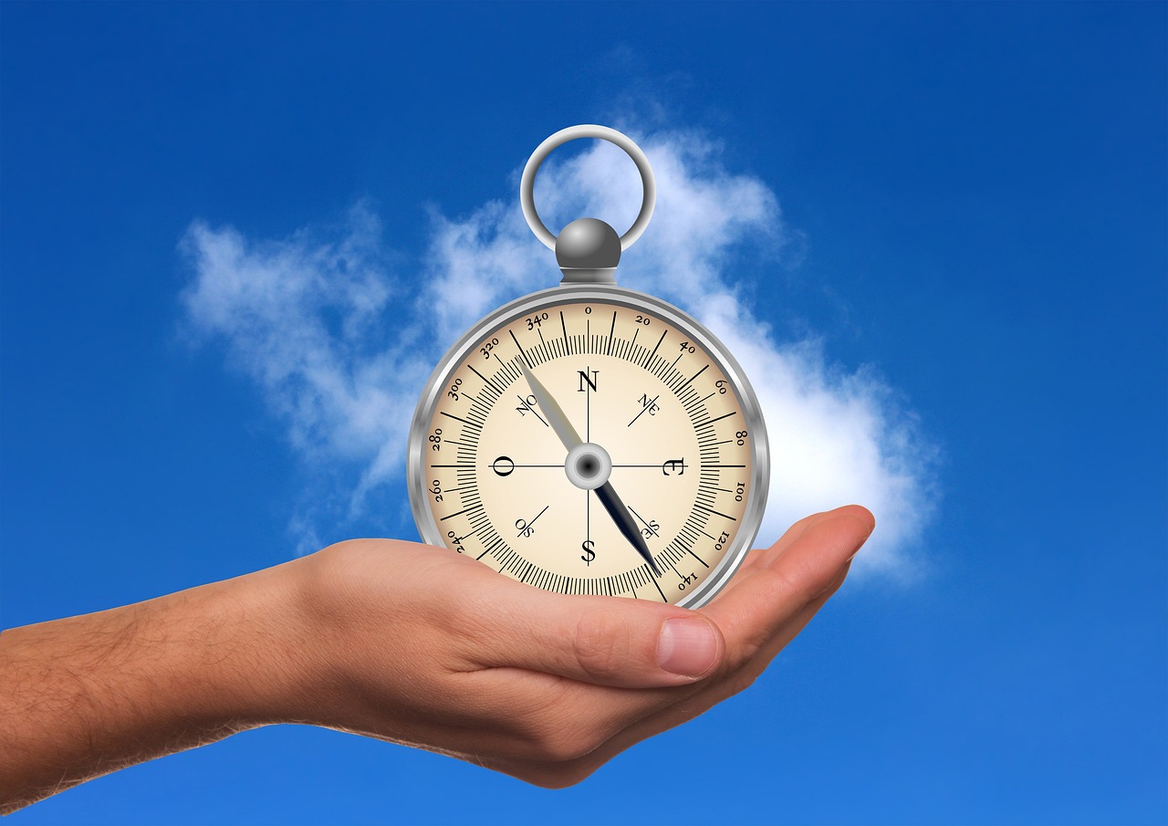 正版指南针选购与使用全攻略：从精准导航到日常保养，轻松掌握户外方向